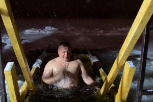 Одним из первых в купель окунулся глава БМР