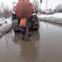 Коммунальщики занялись откачкой талой воды