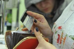 Женщина расплачивалась банковской картой умершего мужчины