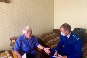 Балаковский прокурор накануне Дня Победы навестил ветерана Ерофеева