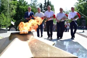 Сегодня в Балаково к Обелиску павшим воинам несут цветы