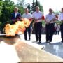 Сегодня в Балаково к Обелиску павшим воинам несут цветы