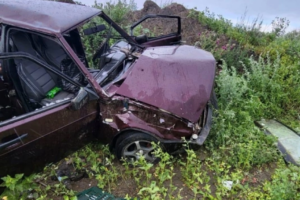 Пострадавшего водителя эвакуировали c помощью aльпиниcтcкoгo cнaряжeния