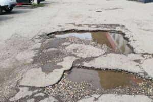 Балаковцы ищут хозяина ямы за администрацией