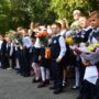 День знаний — 1 сентября — первые школьные звонки, море цветов и белых бантов
