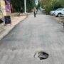 Одинокая яма красуется на новом асфальте в Балаково