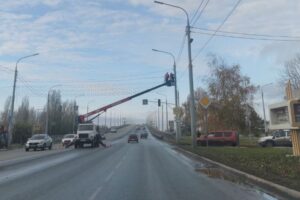 Установили, но не подключили: пешеходный переход на мосту Победы ещё не готов быть безопасным
