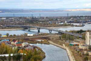 В Балакове начал работать светофор на мосту Победы