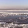 В Балакове экстремалы уже катаются на тонком льду водоёма городского пляжа