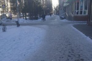 В Балакове жители жалуются на обледенелые тротуары и зауженную проезжую часть