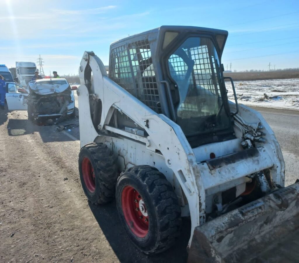 В Балакове водителя такси госпитализировали после того, как он «догнал» на  трассе погрузчик - Балаково.Онлайн - Все новости Балаково