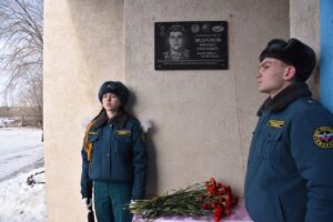 В балаковском селе открыли мемориальную доску в память о погибшем в СВО односельчанине
