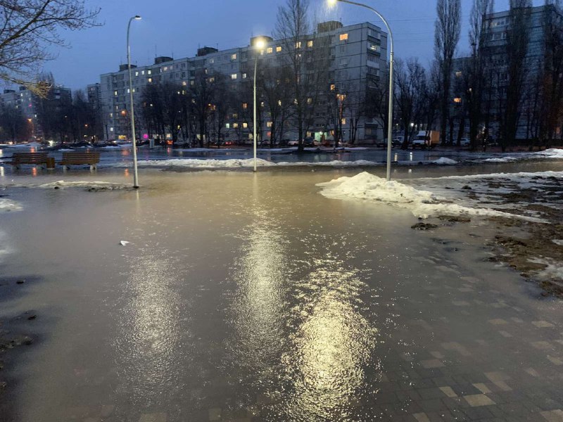 Тает г на на. Весенний парк с лужами. Огромная лужа в центре города. Затопило весной. Балаково затопило.