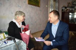 В Балакове женщину-ветерана войны поздравили с 8 марта