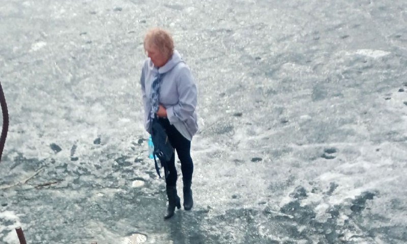 В Балакове женщину силой эвакуировали с тонкого льда