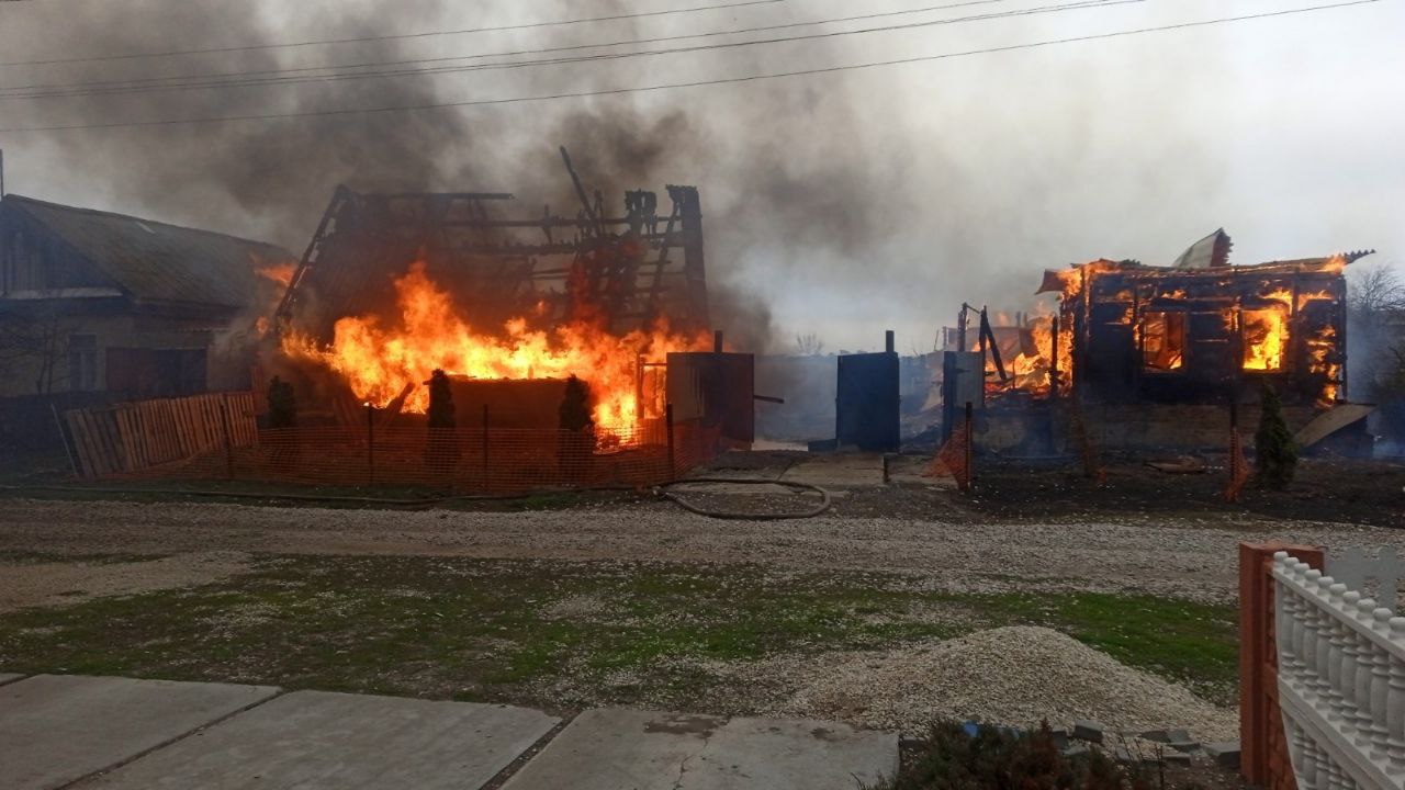 В Красном Яре сегодня полностью сгорел дом и гараж