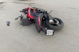 Иномарка сбила мотоциклиста на перекрёстке в Балакове. Есть пострадавший