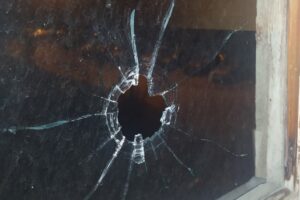В Балакове неизвестный обстрелял окна многоэтажки