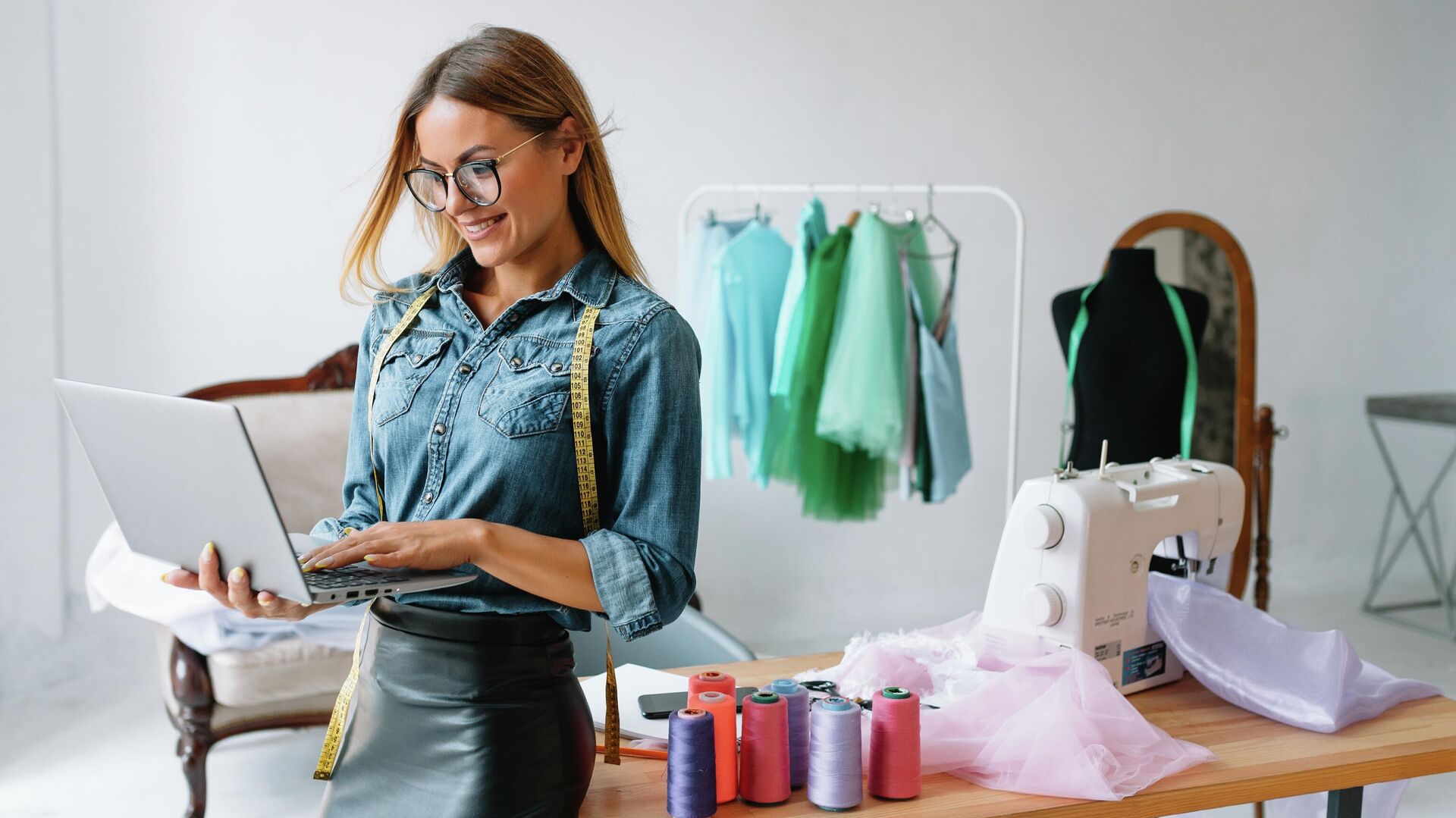 закройщик модельер. закройщик модельер. самозанятые девушки фото. самозанятые картинки. самозанятый одежда.