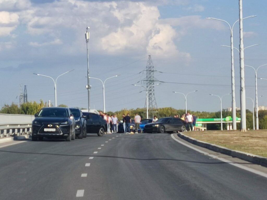 Массовое ДТП на мосту Победы в Балаково стало причиной большого затора -  Балаково.Онлайн - Все новости Балаково