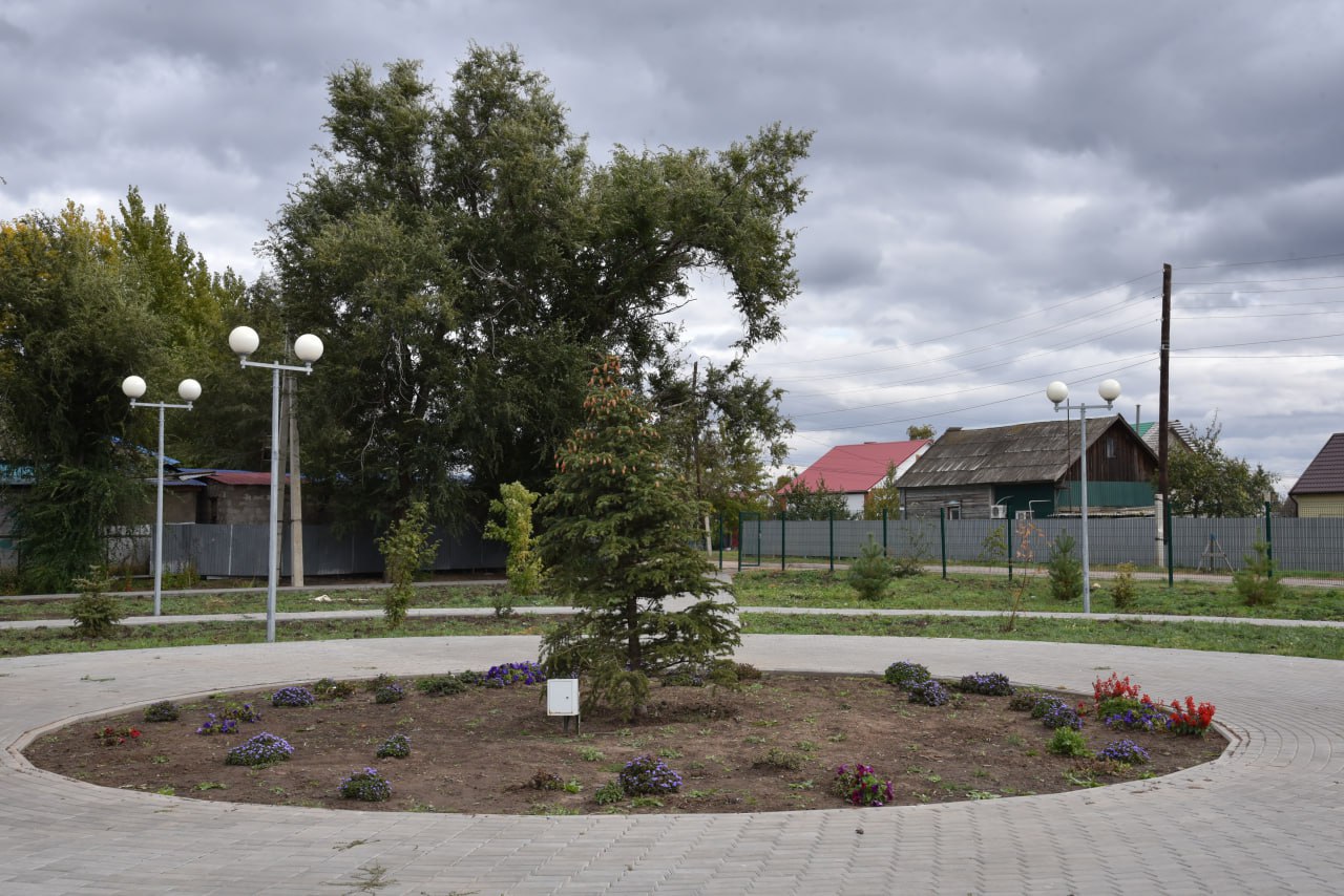 Натальин сад. Озеро в Натальино. Натальинская средняя школа Олимпийская ул., 57, село Натальино фото.