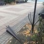 Вандалы в Балаково оторвали металлический зонт в сквере у ТЮЗа