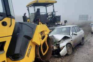 «Десятка» врезалась в дорожный каток на дороге «Балаково — Духовницкое»