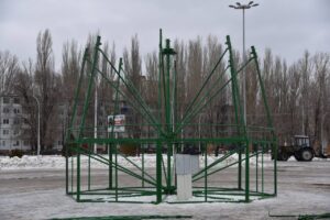 В парке «Центральный» начали собирать главную новогоднюю ёлку Балаково