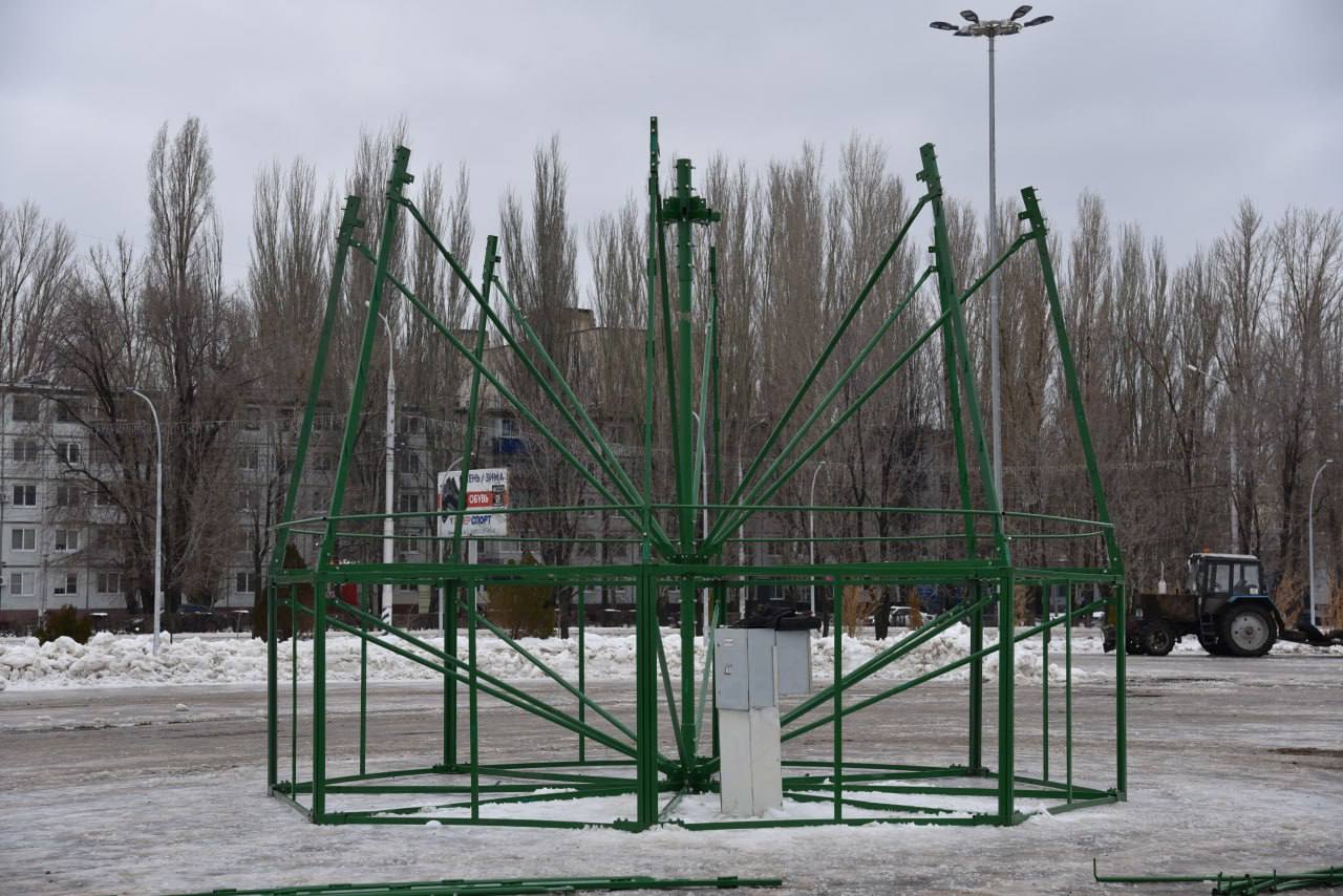 В парке «Центральный» начали собирать главную новогоднюю ёлку Балаково