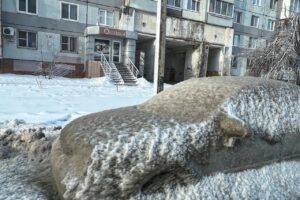 Припаркованный автомобиль на дороге в Балаково стал ледяной скульптурой