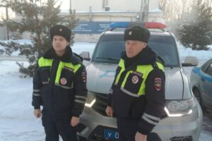 Балаковские автоинспекторы во время ледяного дождя помогли водителю