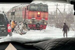 Лихач на иномарке выехал на переезд перед локомотивом