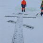 На водоемах Балаково вырубают проруби для Крещенских купаний