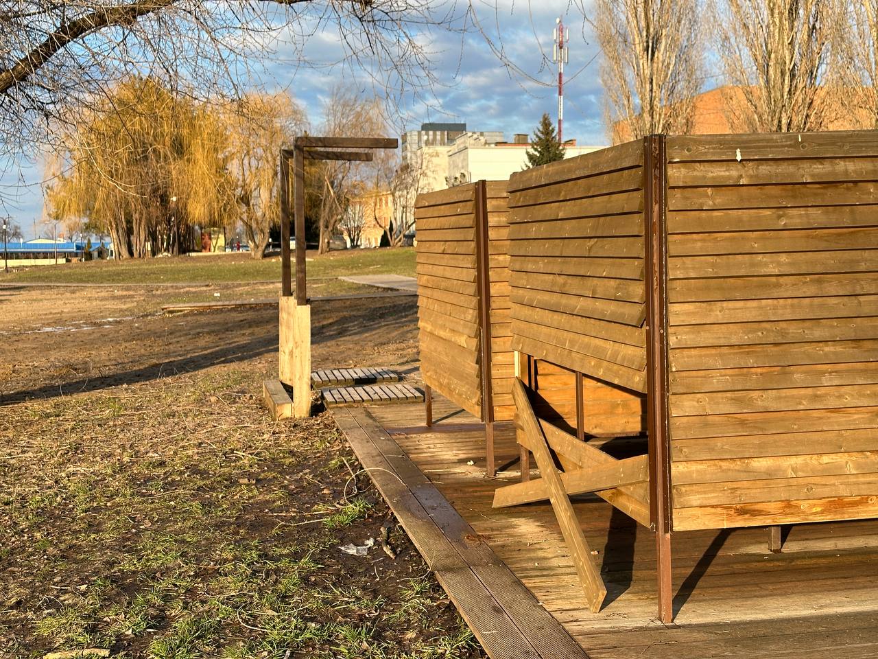 Балаковские власти не заметили вандализм на городском пляже? -  Балаково.Онлайн - Все новости Балаково