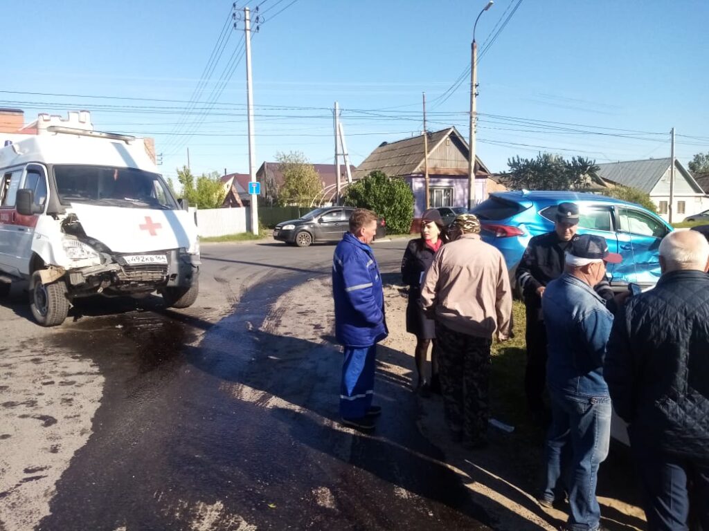 В ДТП на Гагарина пострадали два сотрудника «скорой» и жительница Балаково  - Балаково.Онлайн - Все новости Балаково