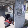 Жителям российского города запретили лежать на лавочках и ездить на грязных авто