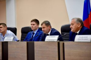 Глава района называл безответственными владельцев магазинов на остановках в Балаково