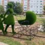 В балаковском сквере установили топиарные фигуры