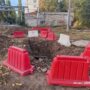 Яма рядом со школой. Энергетики игнорируют требования администрации