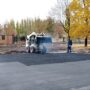 В новом парке Балаково асфальтируют площадку для игры в теннис