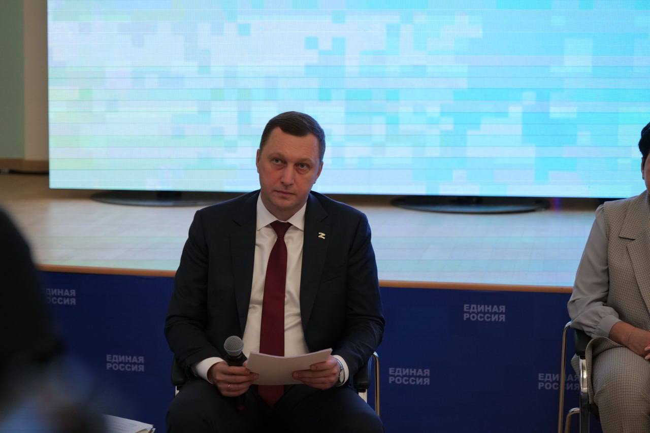 Губернатор потерял пять позиций и попал в аутсайдеры