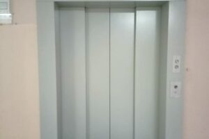 В хирургическом корпусе Балаковской больницы запускают новый лифт