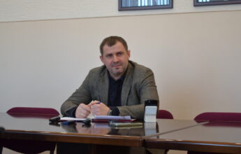 В Балаково российских флаг установили в куче мусора