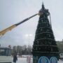 В Балаково разбирают главную городскую ёлку
