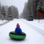 В ГИБДД рассказали о штрафах за езду с привязанным к машине тюбингом
