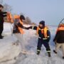 Спасатели эвакуировали с острова трех парней