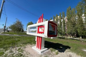 Информационные стенды у моста Победы в Балаково привели в порядок
