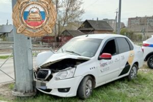 Машина врезалась в столб в Балаково. Один человек госпитализирован
