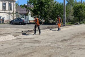 Дорожные службы закатали в асфальт дорогу в старом городе