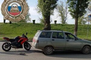 На набережной Леонова в Балаково столкнулись автомобиль и мотоцикл